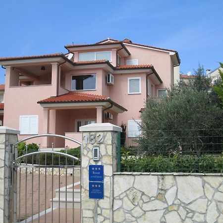 Apartments Villa Fernetich Premantura Exterior foto